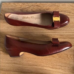 Salvatore Ferragamo Vara Embossed Brown Pumps Heels Bow & Gold Accent Size 8.5B